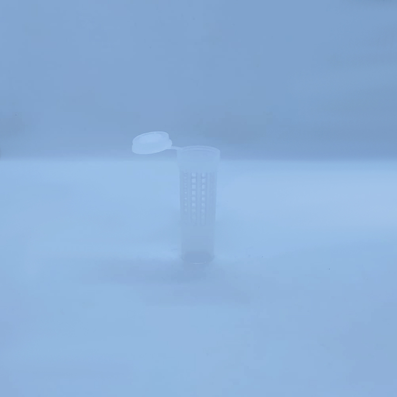 Escludi-regina-con-tappo-in-piedi