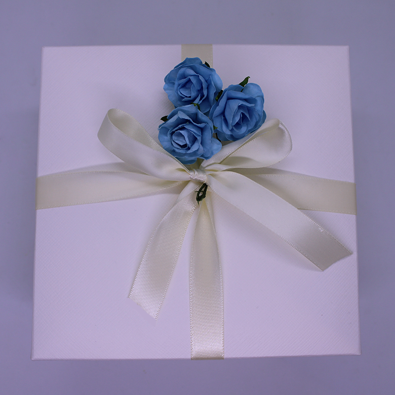 Orlata con rose blu